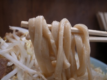 ラーメン二郎池袋東口店の麺.jpg
