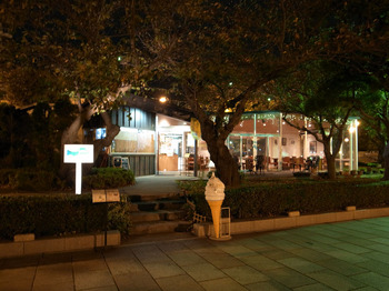ヴェルニー公園（夜）のレストラン１.jpg